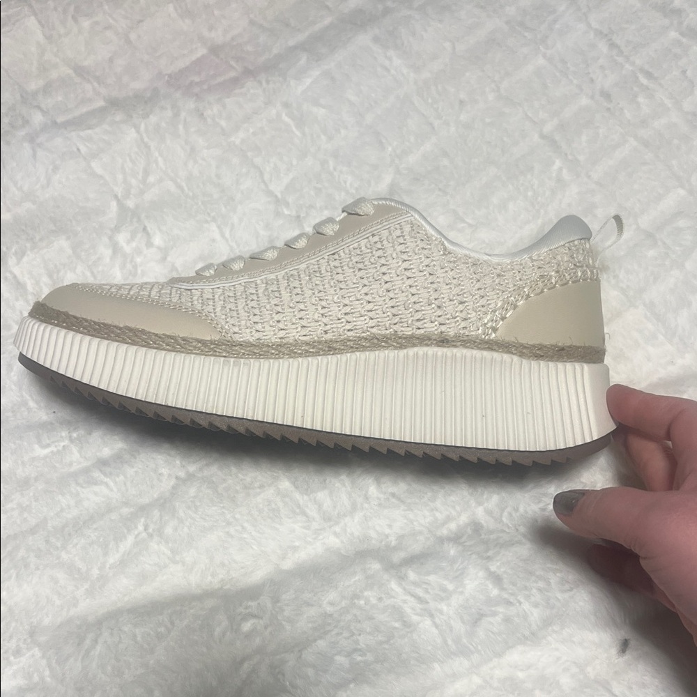 Airhas Women's Cream Sneakers